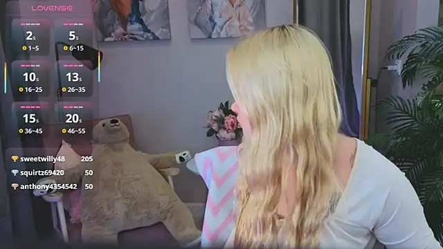 Snapshot of Millie_Vanillies chatting on 10/13/25, 04:12 Millie Vanillies online show from 10/13/25, 04:12