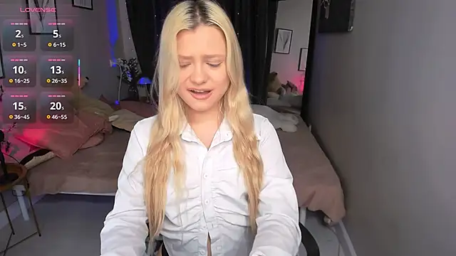 Snapshot of Millie_Vanillies chatting on 10/13/25, 08:31 Millie Vanillies online show from 10/13/25, 08:31