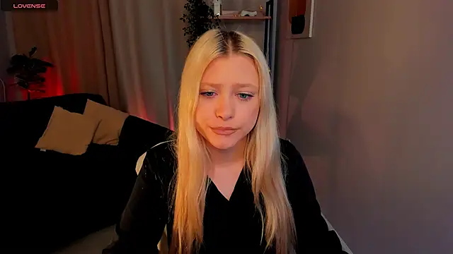 Snapshot of Millie_Vanillies chatting on 10/16/25, 08:43 Millie Vanillies online show from 10/16/25, 08:43