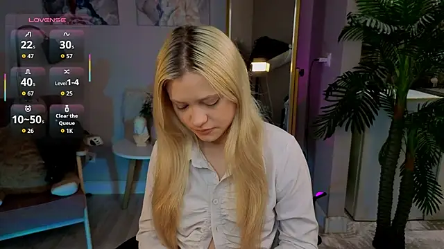 Snapshot of Millie_Vanillies chatting on 10/19/25, 01:34 Millie Vanillies online show from 10/19/25, 01:34