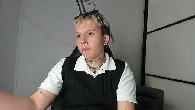 Snapshot of AlanRed_ chatting on 10/03/25, 04:31 AlanRed online show from 10/03/25, 04:31