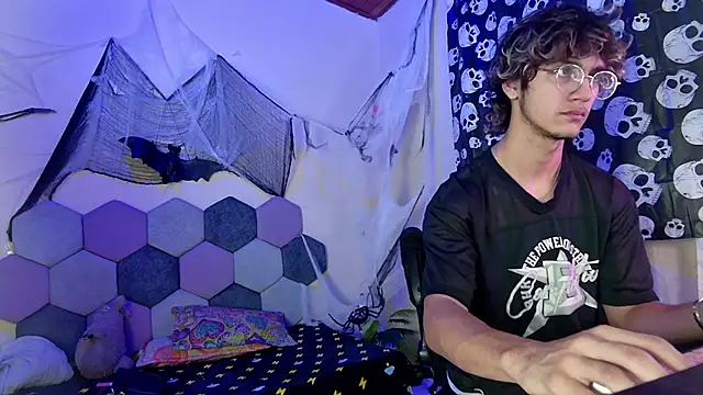 Snapshot of 2006_tgn chatting on 10/31/25, 12:17 2006 tgn online show from 10/31/25, 12:17