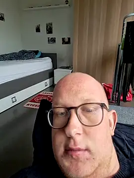 Snapshot of geilerd122 chatting on 11/23/25, 01:22 geilerd122 online show from 11/23/25, 01:22