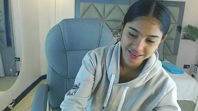 Milaa Star  online show from 11/22/25, 04:11