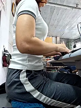 irina hana online show from 12/02/25, 01:00