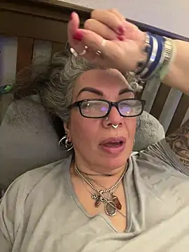 Snapshot of dieseldame1313 chatting on 02/12/25, 02:24 dieseldame1313 online show from 02/12/25, 02:24