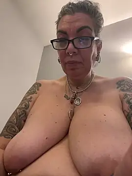 Snapshot of dieseldame1313 chatting on 02/26/25, 02:15 dieseldame1313 online show from 02/26/25, 02:15