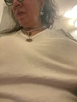 Snapshot of dieseldame1313 chatting on 03/13/25, 01:43 dieseldame1313 online show from 03/13/25, 01:43