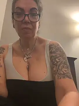 Snapshot of dieseldame1313 chatting on 03/23/25, 01:20 dieseldame1313 online show from 03/23/25, 01:20