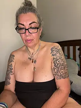 Snapshot of dieseldame1313 chatting on 09/25/25, 09:24 dieseldame1313 online show from 09/25/25, 09:24