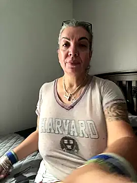 Snapshot of dieseldame1313 chatting on 10/05/25, 09:45 dieseldame1313 online show from 10/05/25, 09:45