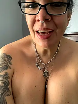 Snapshot of dieseldame1313 chatting on 10/14/25, 05:25 dieseldame1313 online show from 10/14/25, 05:25