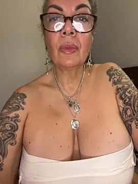 Snapshot of dieseldame1313 chatting on 11/09/25, 12:42 dieseldame1313 online show from 11/09/25, 12:42