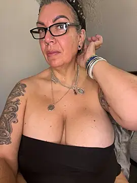 Snapshot of dieseldame1313 chatting on 11/24/25, 09:42 dieseldame1313 online show from 11/24/25, 09:42