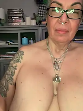 dieseldame1313 online show from 04/18/26, 04:38