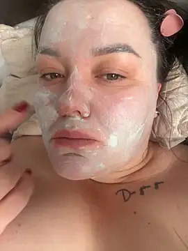 Snapshot of SunnyLeila2101 chatting on 10/06/25, 10:02 SunnyLeila2101 online show from 10/06/25, 10:02