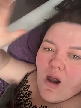 Snapshot of SunnyLeila2101 chatting on 11/28/25, 11:02 SunnyLeila2101 online show from 11/28/25, 11:02