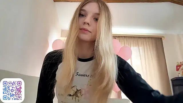 Snapshot of FruityXo chatting on 09/21/25, 10:17 FruityXo online show from 09/21/25, 10:17