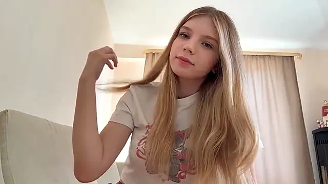 Snapshot of FruityXo chatting on 10/04/25, 10:24 FruityXo online show from 10/04/25, 10:24