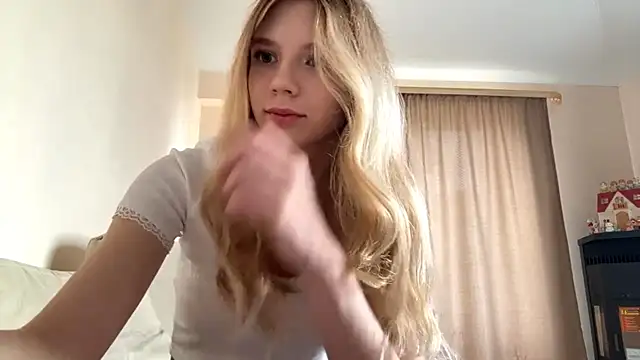 Snapshot of FruityXo chatting on 10/05/25, 10:57 FruityXo online show from 10/05/25, 10:57