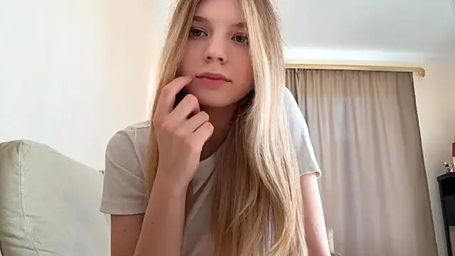 Snapshot of FruityXo chatting on 10/08/25, 11:30 FruityXo online show from 10/08/25, 11:30