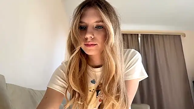 Snapshot of FruityXo chatting on 10/13/25, 11:54 FruityXo online show from 10/13/25, 11:54