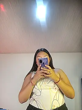 Snapshot of BellaRoux1 chatting on 09/11/25, 12:05 BellaRoux1 online show from 09/11/25, 12:05