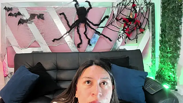 Snapshot of BellaRoux1 chatting on 10/06/25, 12:13 BellaRoux1 online show from 10/06/25, 12:13