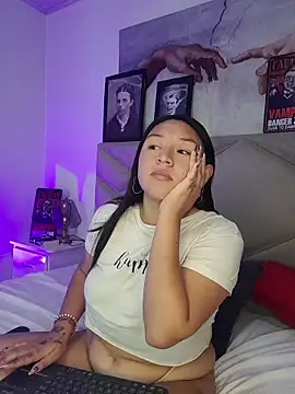 Snapshot of BellaRoux1 chatting on 10/21/25, 12:06 BellaRoux1 online show from 10/21/25, 12:06