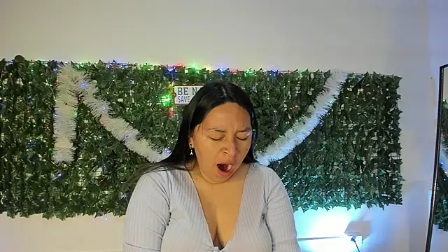 BellaRoux1 online show from 12/17/25, 12:00