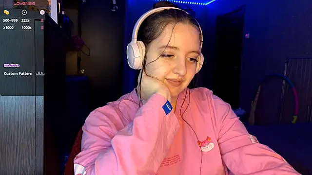 LauretteRagar online show from 11/27/25, 05:26