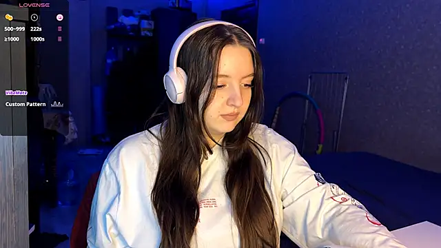 LauretteRagar online show from 11/28/25, 05:15