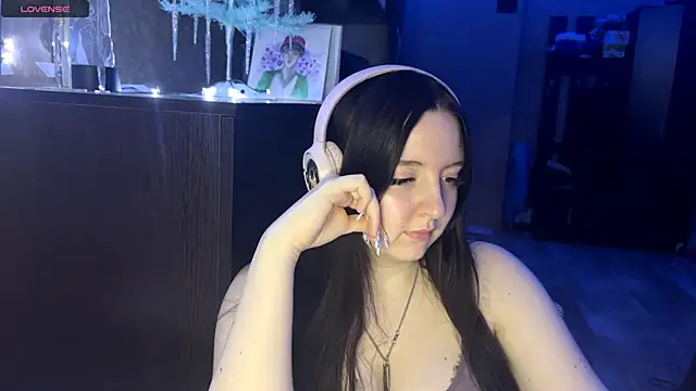 LauretteRagar online show from 12/22/25, 05:21