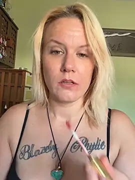 Snapshot of RhondaRump chatting on 09/23/25, 02:09 RhondaRump online show from 09/23/25, 02:09