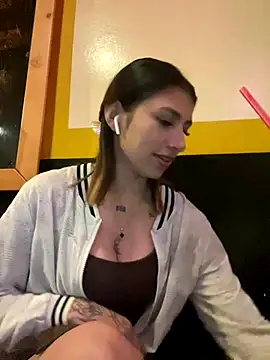 Snapshot of AriaBliss- chatting on 09/18/25, 01:18 AriaBliss- online show from 09/18/25, 01:18