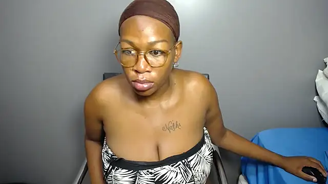 Snapshot of Ozimpho chatting on 02/06/26, 12:48 Ozimpho online show from 02/06/26, 12:48