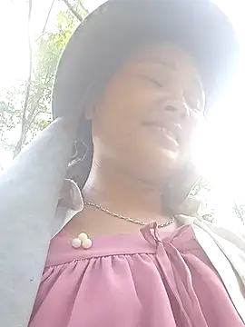 Snapshot of Heulwen-22 chatting on 10/19/25, 02:12 Heulwen-22 online show from 10/19/25, 02:12