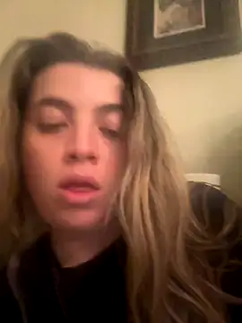 Snapshot of M1l3yD3w chatting on 10/27/25, 01:42 M1l3yD3w online show from 10/27/25, 01:42