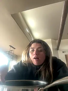 Snapshot of M1l3yD3w chatting on 11/23/25, 07:35 M1l3yD3w online show from 11/23/25, 07:35