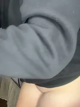 Snapshot of M1l3yD3w chatting on 11/26/25, 04:08 M1l3yD3w online show from 11/26/25, 04:08