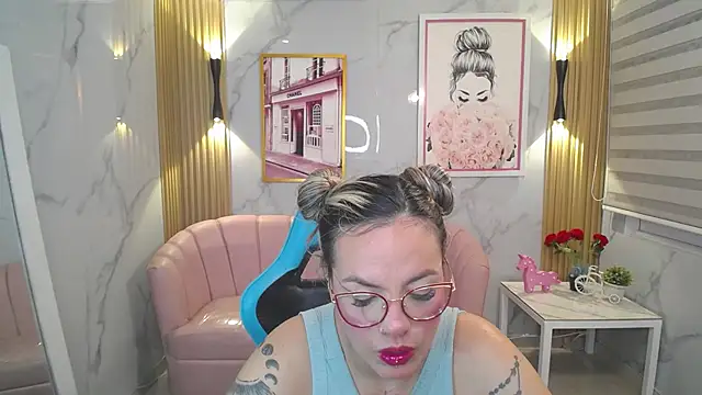 Snapshot of Jade_Jones_a chatting on 09/21/25, 03:52 Jade Jones a online show from 09/21/25, 03:52