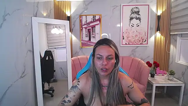 Snapshot of Jade_Jones_a chatting on 10/19/25, 03:40 Jade Jones a online show from 10/19/25, 03:40