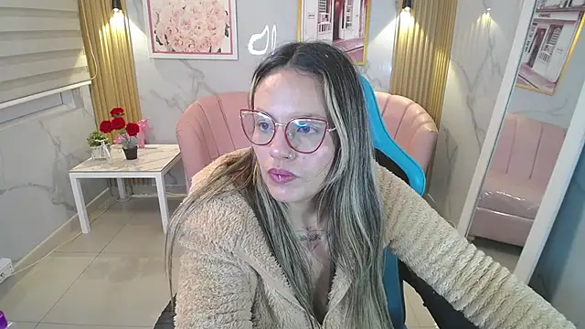 Snapshot of Jade_Jones_a chatting on 11/22/25, 03:55 Jade Jones a online show from 11/22/25, 03:55