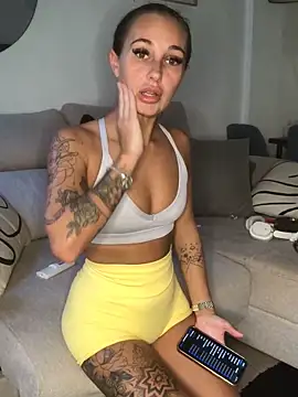 Snapshot of Rosieredxox chatting on 09/29/25, 07:35 Rosieredxox online show from 09/29/25, 07:35