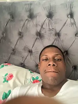 Snapshot of labishyoung25 chatting on 10/15/25, 02:06 labishyoung25 online show from 10/15/25, 02:06