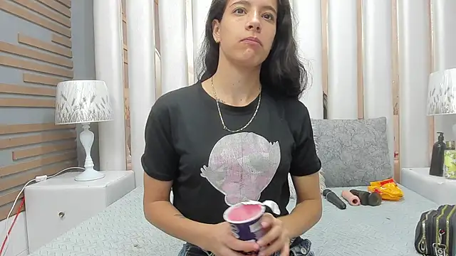 Snapshot of MiaCours chatting on 06/20/26, 01:25 MiaCours online show from 06/20/26, 01:25