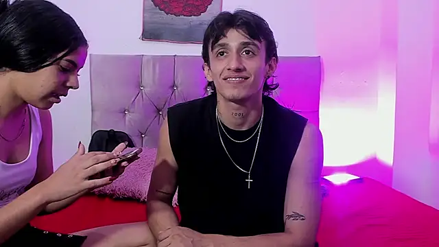 Snapshot of AndretiiAndCamila chatting on 10/06/25, 07:11 AndretiiAndCamila online show from 10/06/25, 07:11