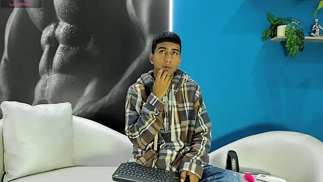 Snapshot of ender_h0t chatting on 10/10/25, 01:43 ender h0t online show from 10/10/25, 01:43