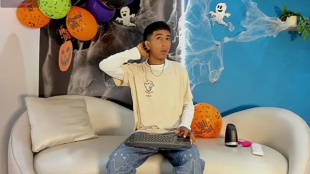 Snapshot of ender_h0t chatting on 10/30/25, 01:34 ender h0t online show from 10/30/25, 01:34