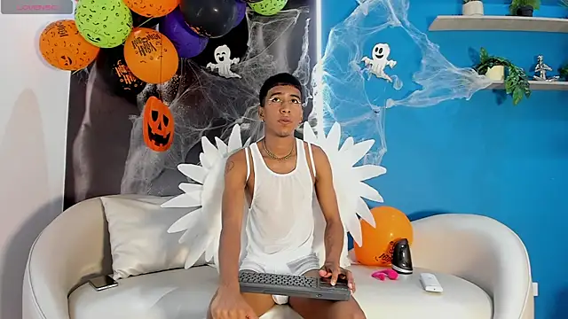 Snapshot of ender_h0t chatting on 10/31/25, 02:07 ender h0t online show from 10/31/25, 02:07